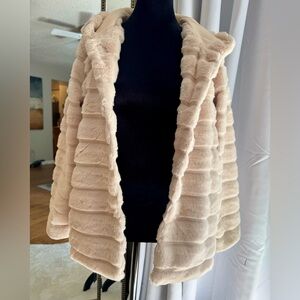 Cozy & Stylish Hooded faux fur jacket
